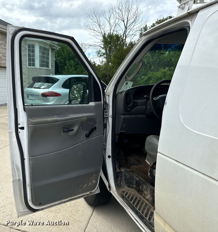 image for item OG9657 2006 Ford E350 Super Duty van with bucket lift