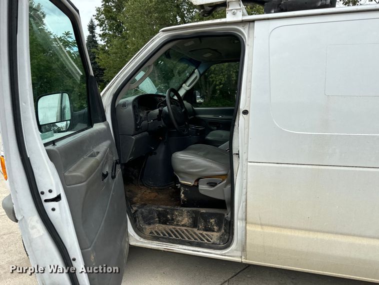 image for item OG9657 2006 Ford E350 Super Duty van with bucket lift