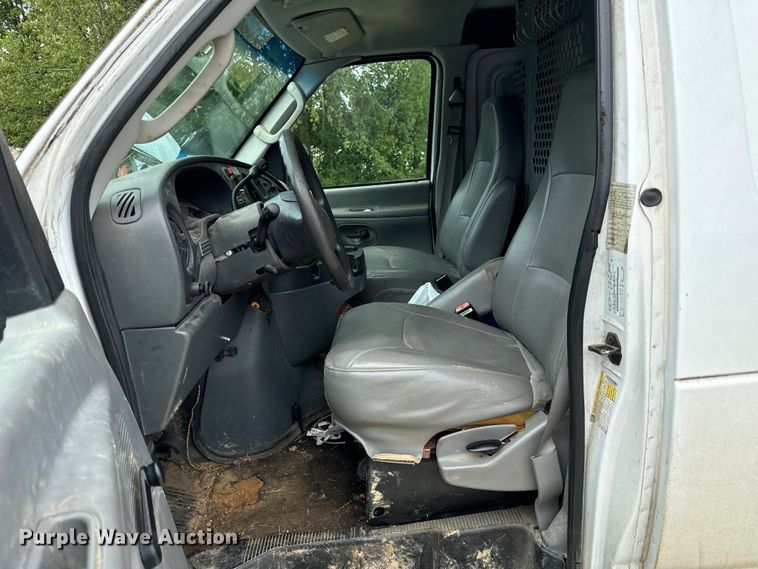 image for item OG9657 2006 Ford E350 Super Duty van with bucket lift