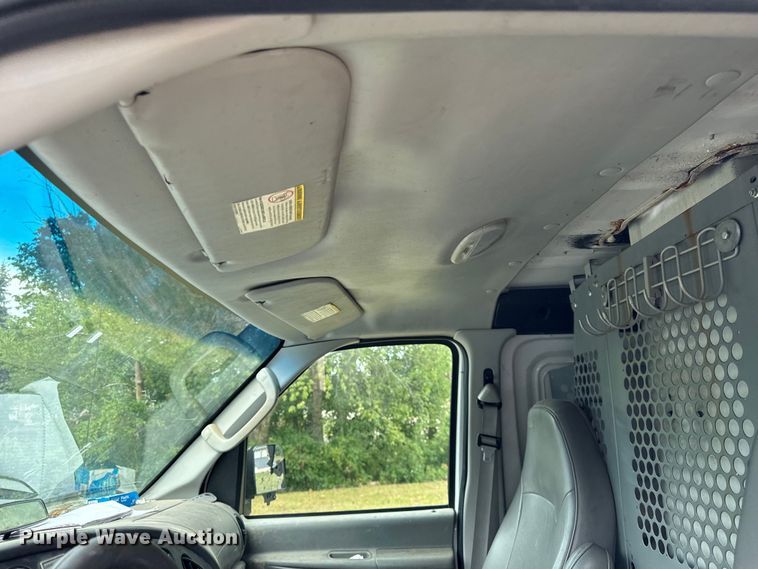 image for item OG9657 2006 Ford E350 Super Duty van with bucket lift