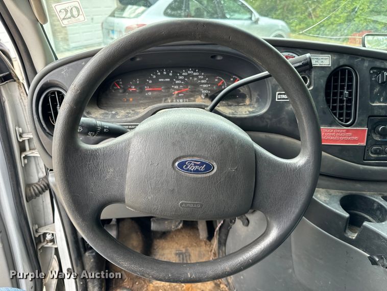 image for item OG9657 2006 Ford E350 Super Duty van with bucket lift