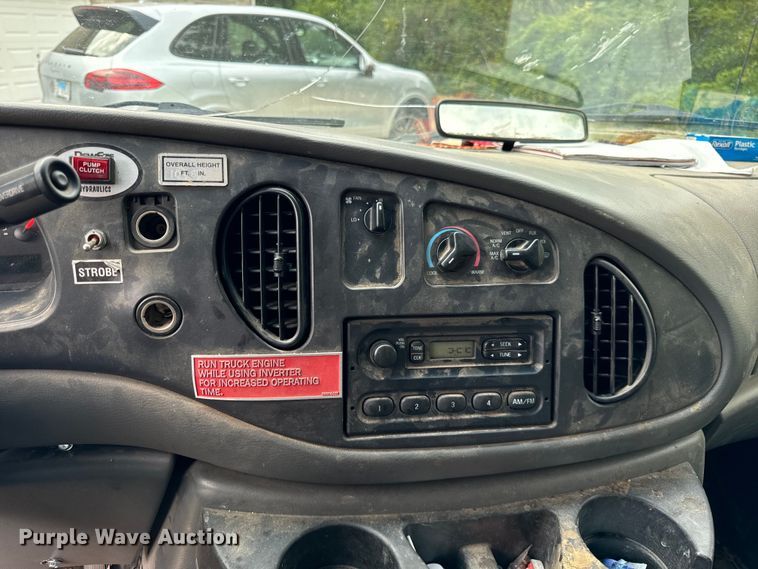 image for item OG9657 2006 Ford E350 Super Duty van with bucket lift