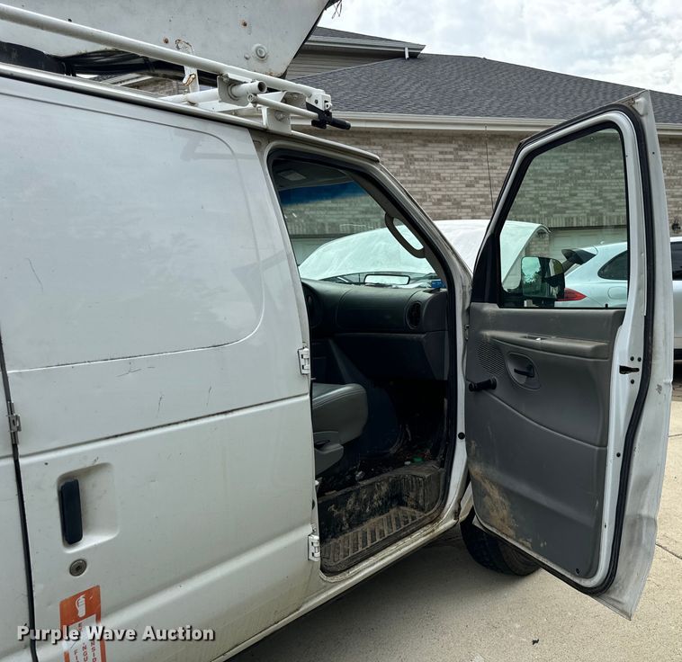 image for item OG9657 2006 Ford E350 Super Duty van with bucket lift