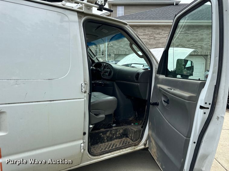 image for item OG9657 2006 Ford E350 Super Duty van with bucket lift