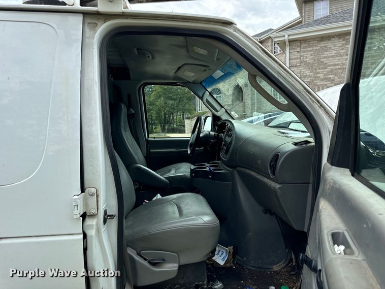 image for item OG9657 2006 Ford E350 Super Duty van with bucket lift