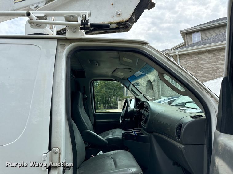 image for item OG9657 2006 Ford E350 Super Duty van with bucket lift