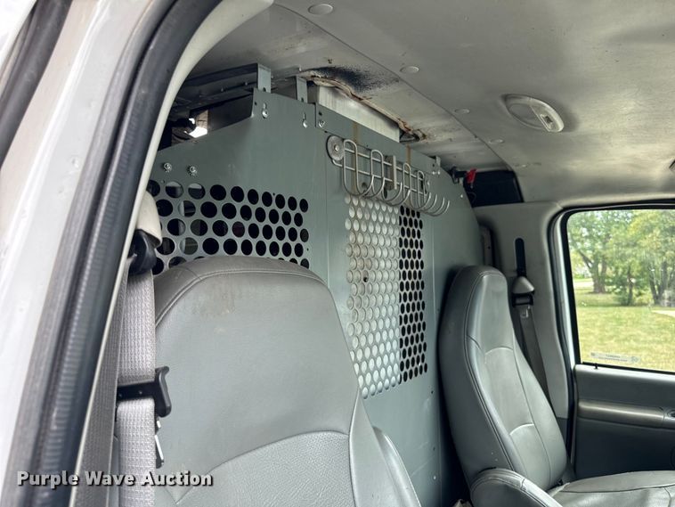 image for item OG9657 2006 Ford E350 Super Duty van with bucket lift