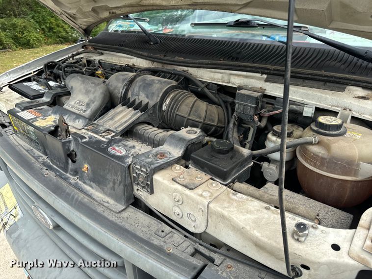 image for item OG9657 2006 Ford E350 Super Duty van with bucket lift