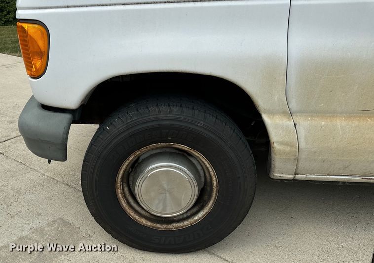 image for item OG9657 2006 Ford E350 Super Duty van with bucket lift