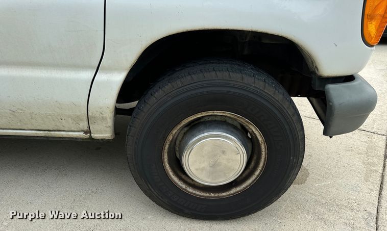 image for item OG9657 2006 Ford E350 Super Duty van with bucket lift