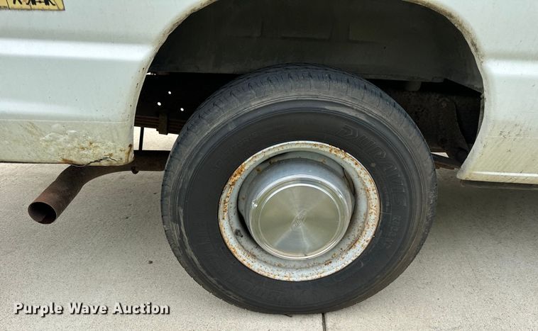 image for item OG9657 2006 Ford E350 Super Duty van with bucket lift