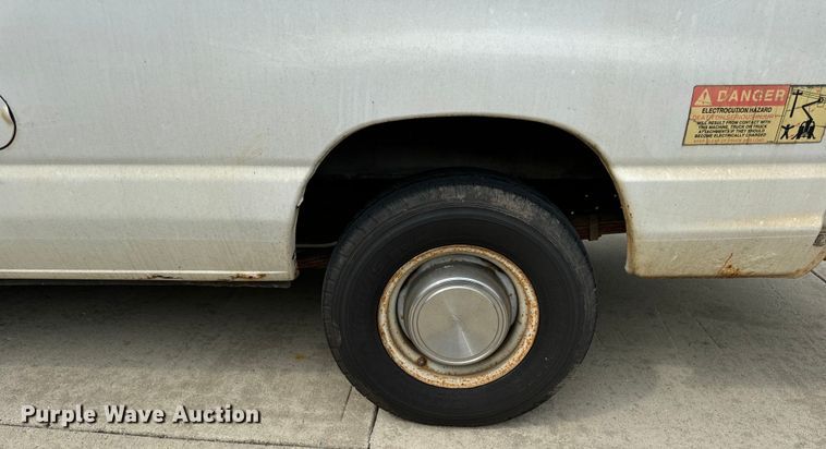 image for item OG9657 2006 Ford E350 Super Duty van with bucket lift