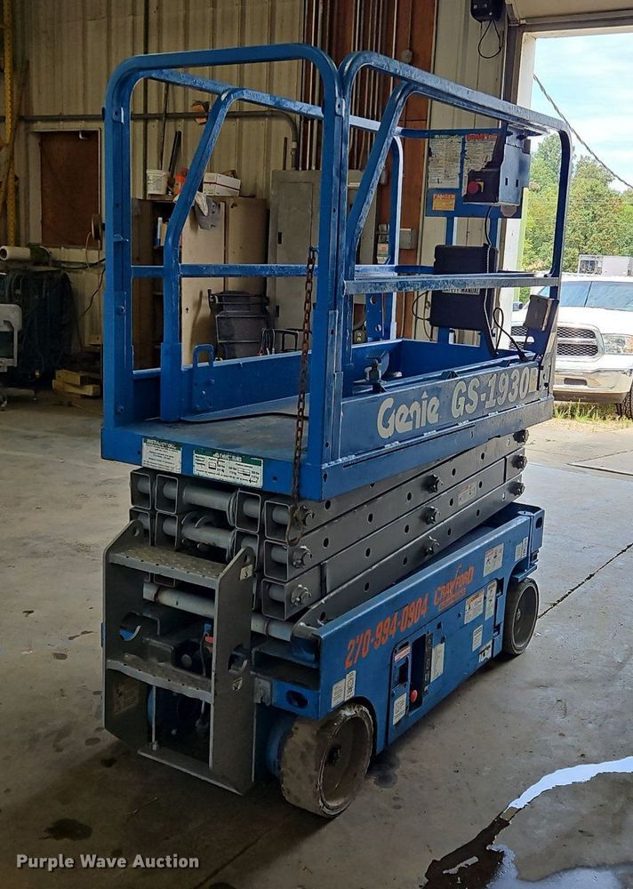 image for item OJ9817 2008 Genie GS-1930 scissor lift