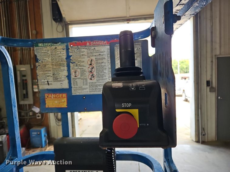 image for item OJ9817 2008 Genie GS-1930 scissor lift