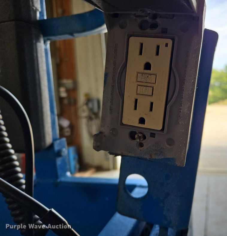 image for item OJ9817 2008 Genie GS-1930 scissor lift