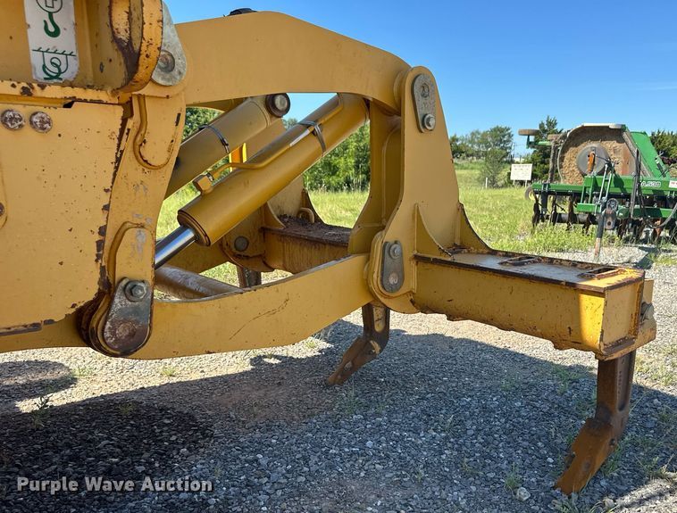 image for item OM9612 2013 John Deere 772GP motor grader