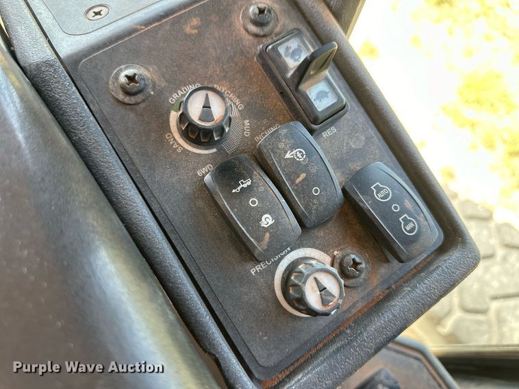 image for item OM9612 2013 John Deere 772GP motor grader