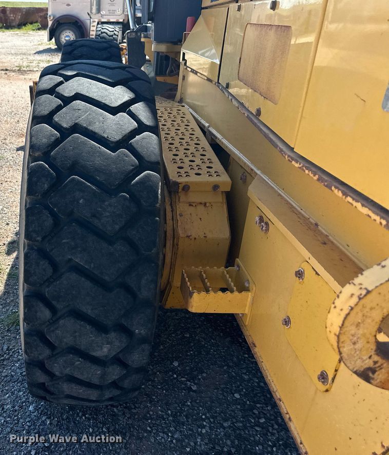 image for item OM9612 2013 John Deere 772GP motor grader