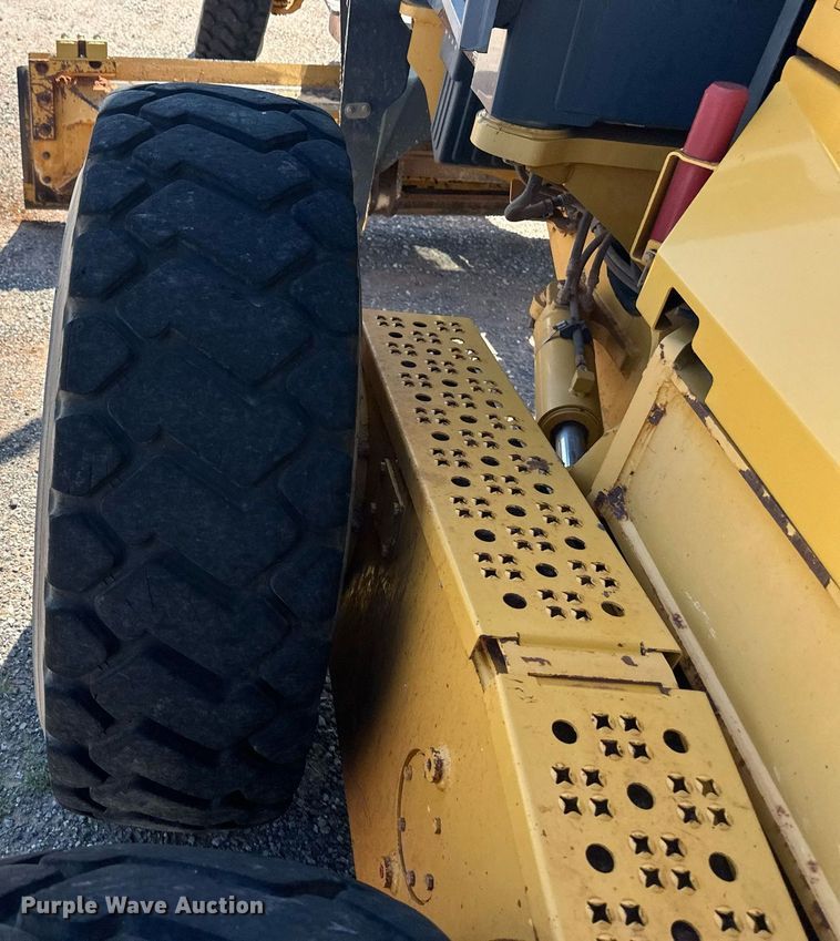 image for item OM9612 2013 John Deere 772GP motor grader