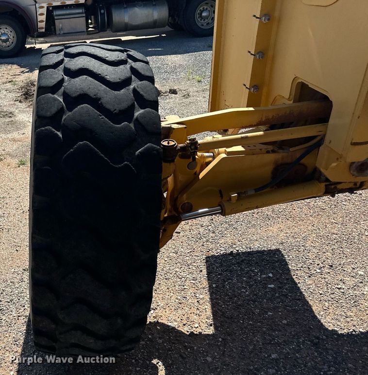 image for item OM9612 2013 John Deere 772GP motor grader