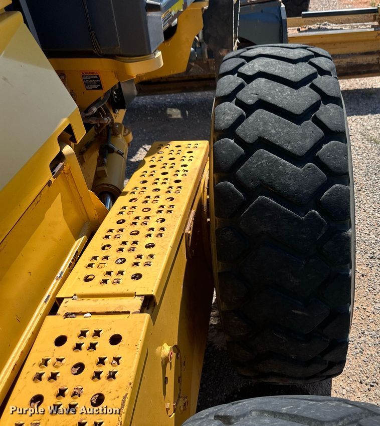 image for item OM9612 2013 John Deere 772GP motor grader