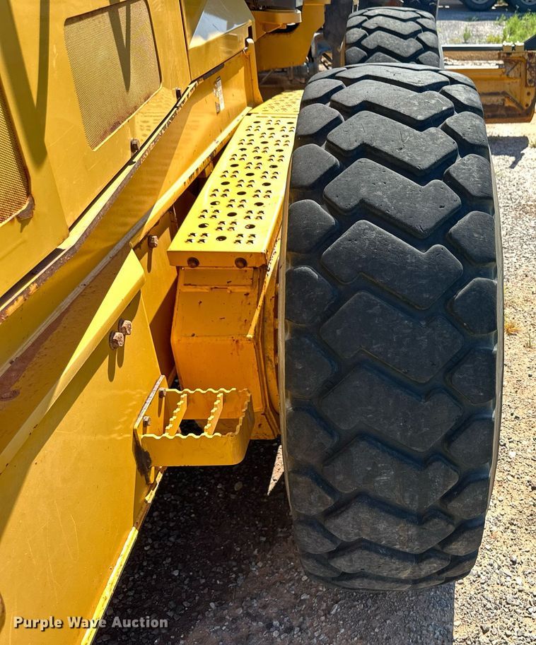 image for item OM9612 2013 John Deere 772GP motor grader