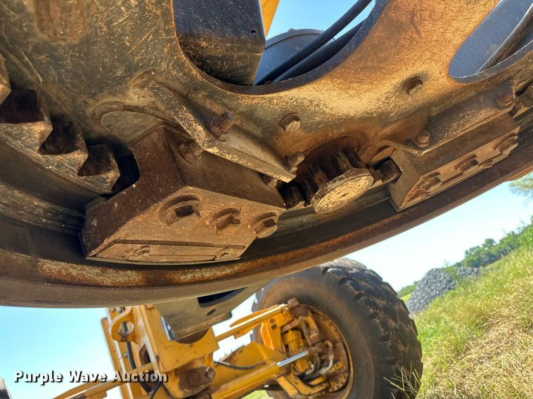 image for item OM9613 2009 John Deere 772D motor grader