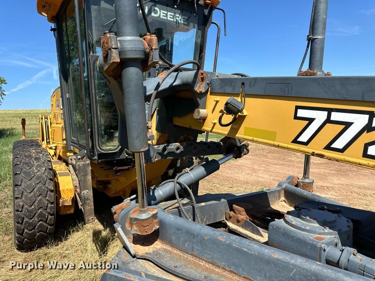 image for item OM9613 2009 John Deere 772D motor grader