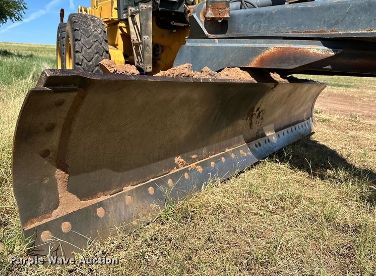 image for item OM9613 2009 John Deere 772D motor grader