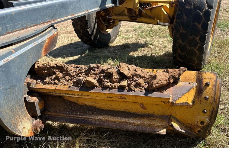 image for item OM9613 2009 John Deere 772D motor grader