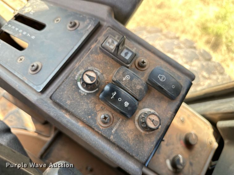 image for item OM9613 2009 John Deere 772D motor grader