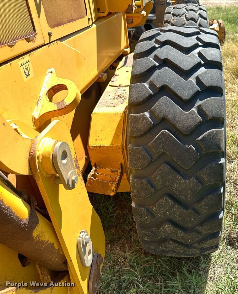 image for item OM9613 2009 John Deere 772D motor grader