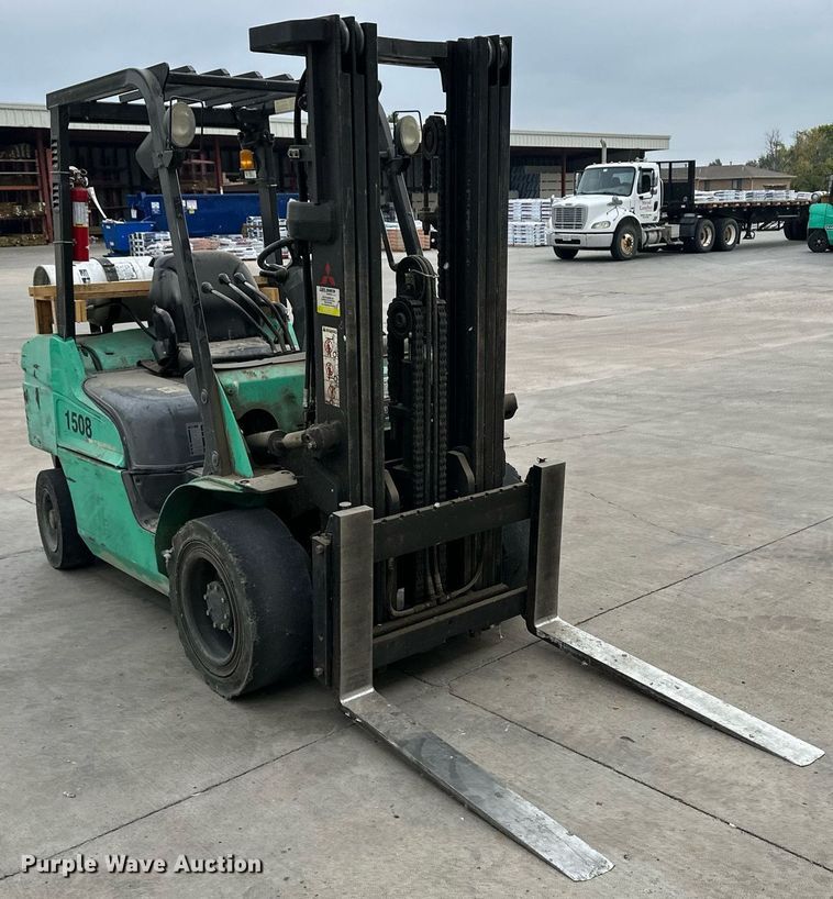 image for item OM9618 Mitsubishi FG30N-LP forklift