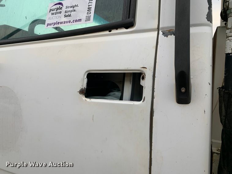 image for item DM1786 2002 Chevrolet C7500 bucket truck