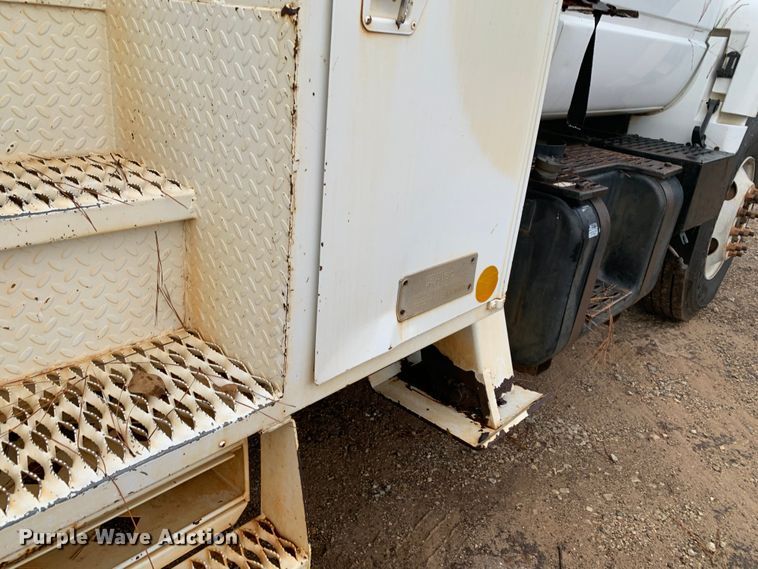 image for item DM1786 2002 Chevrolet C7500 bucket truck