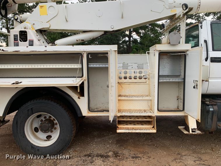 image for item DM1786 2002 Chevrolet C7500 bucket truck