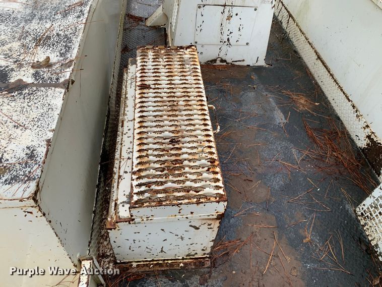 image for item DM1786 2002 Chevrolet C7500 bucket truck