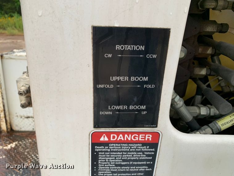 image for item DM1786 2002 Chevrolet C7500 bucket truck