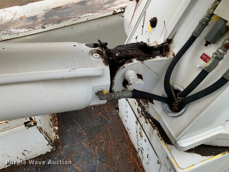 image for item DM1786 2002 Chevrolet C7500 bucket truck