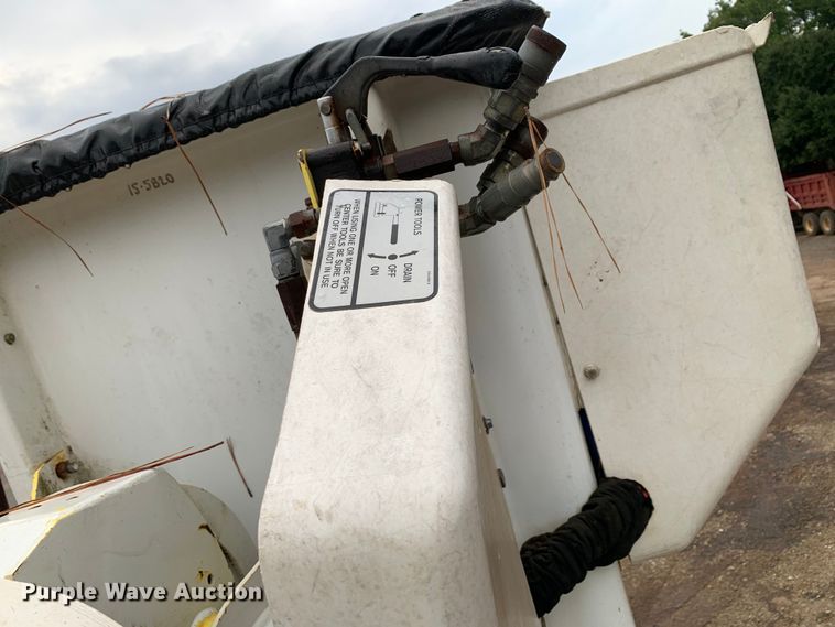 image for item DM1786 2002 Chevrolet C7500 bucket truck