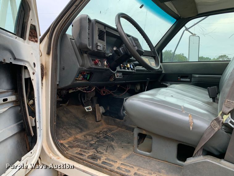 image for item DM1786 2002 Chevrolet C7500 bucket truck