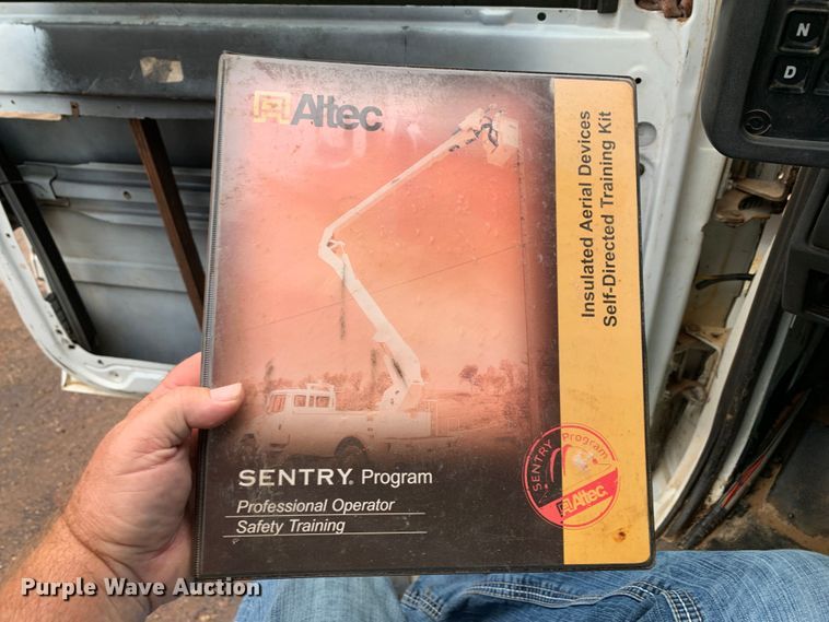 image for item DM1786 2002 Chevrolet C7500 bucket truck