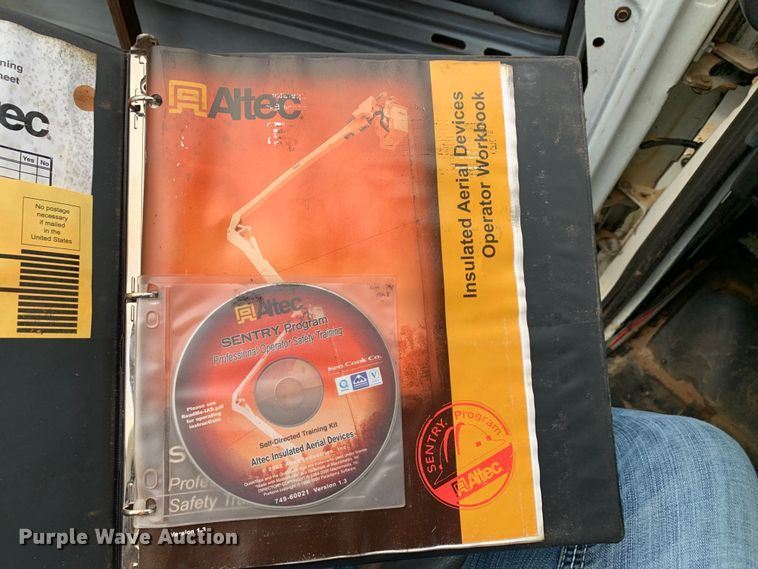 image for item DM1786 2002 Chevrolet C7500 bucket truck