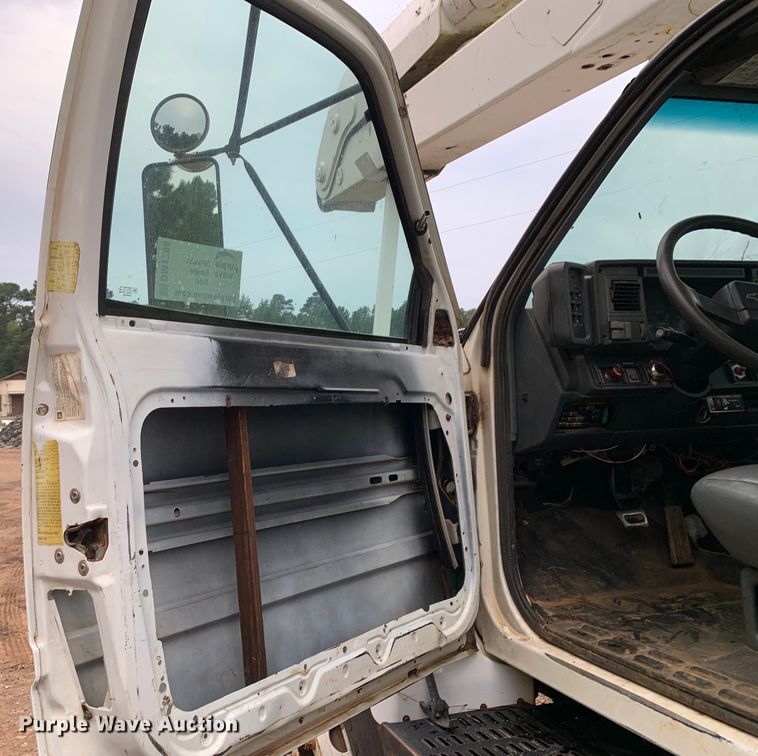 image for item DM1786 2002 Chevrolet C7500 bucket truck