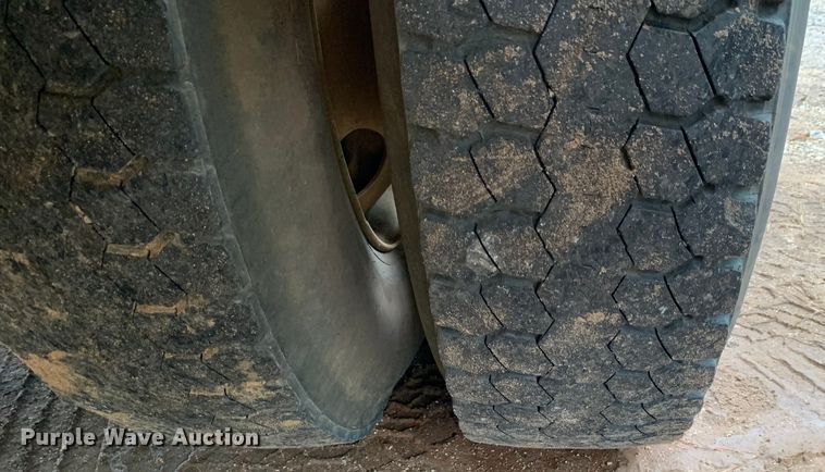 image for item DM1786 2002 Chevrolet C7500 bucket truck