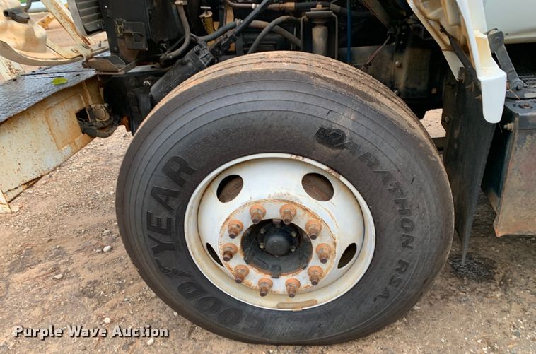 image for item DM1786 2002 Chevrolet C7500 bucket truck