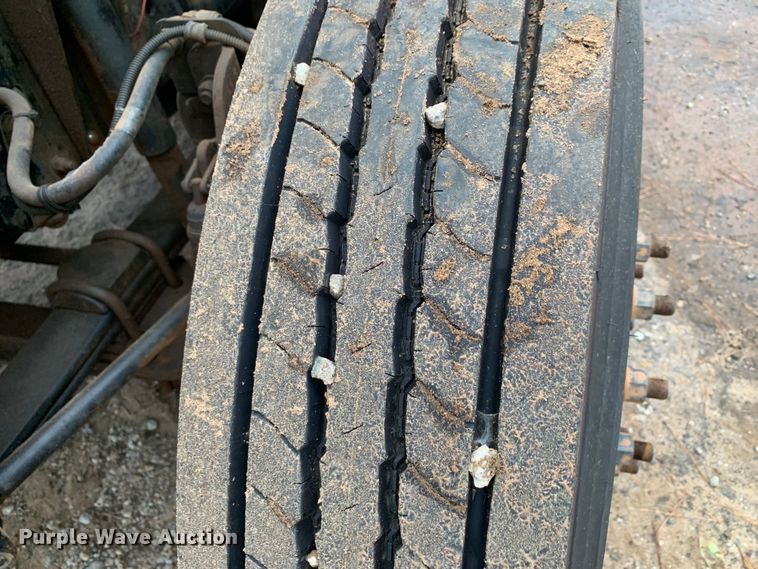 image for item DM1786 2002 Chevrolet C7500 bucket truck