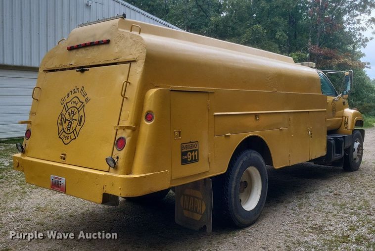 image for item DR4958 2000 Chevrolet C7500 tanker fire truck