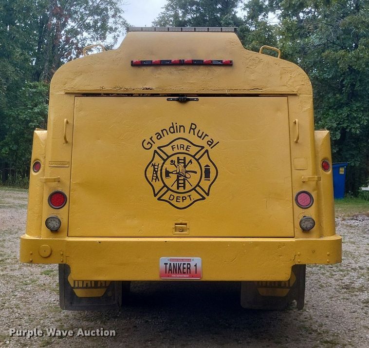 image for item DR4958 2000 Chevrolet C7500 tanker fire truck