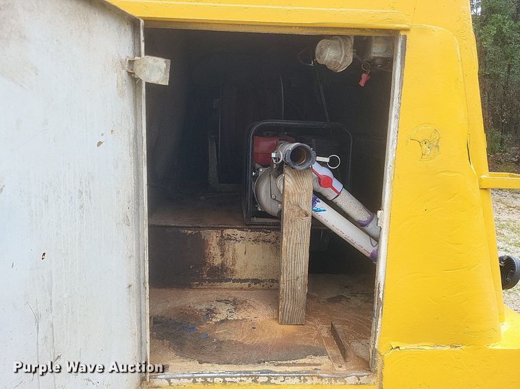 image for item DR4958 2000 Chevrolet C7500 tanker fire truck